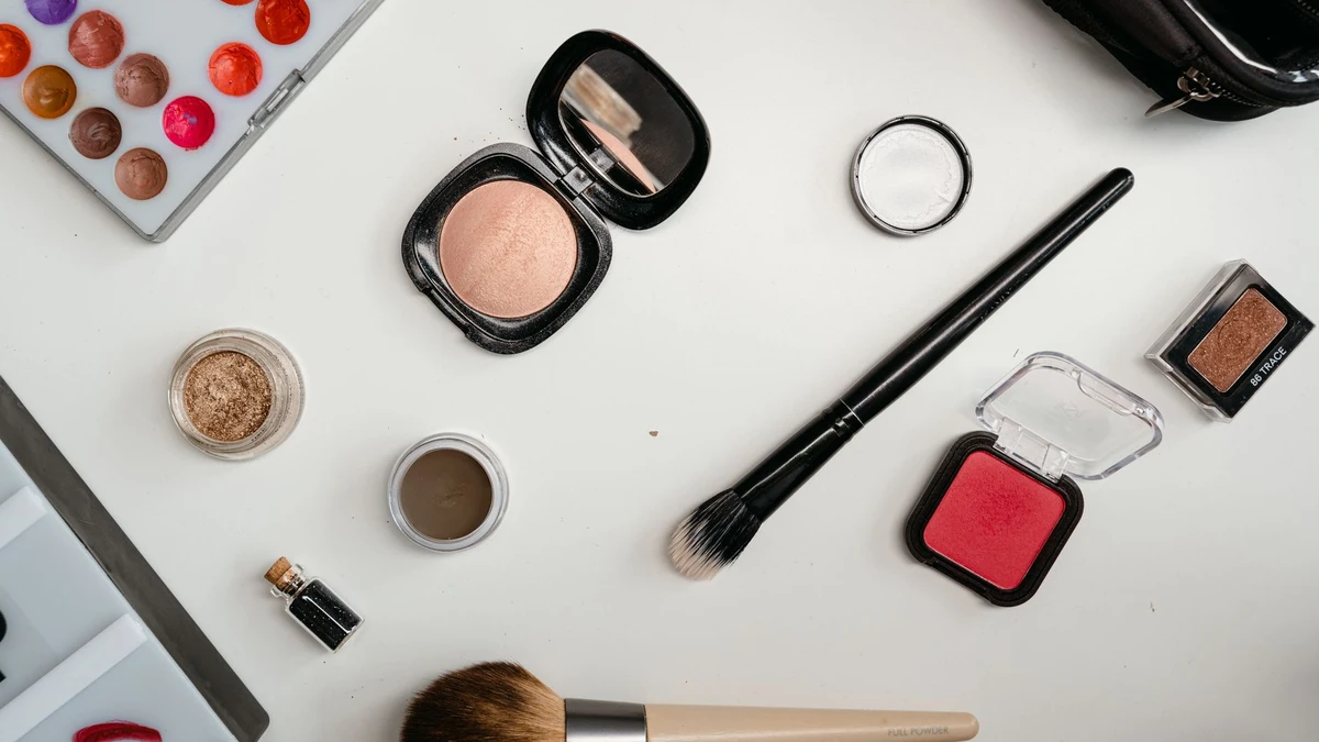 minimal makeup kit